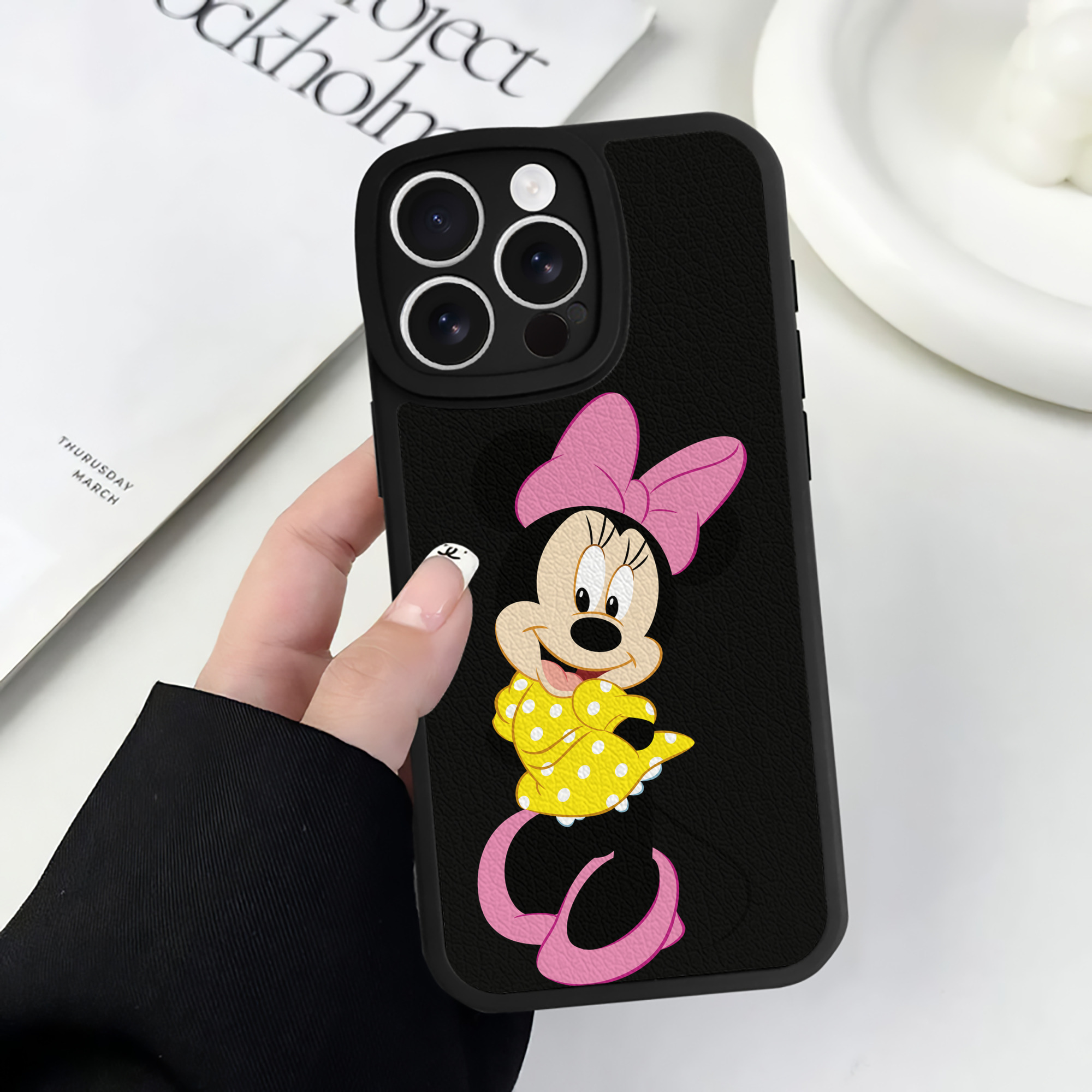 （画像用） ミッキーマウス Mickey Mouse 【iPhone 16シリーズ対応】シリコンスマホケース（レザー調） 材質：シリコン